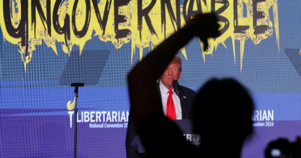 Trump dicemooh dan dicemooh oleh kerumunan parau di konvensi Libertarian, World News